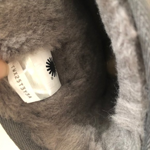 UGG Classic II Short Water Resistant Metallic Glitter boots. Size: 8 - Picture 9 of 11